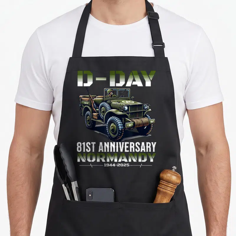Tablier de cuisine noir avec illustration jeep militaire D-Day et texte 81st anniversary Normandie 1944-2025 en vert et blanc.