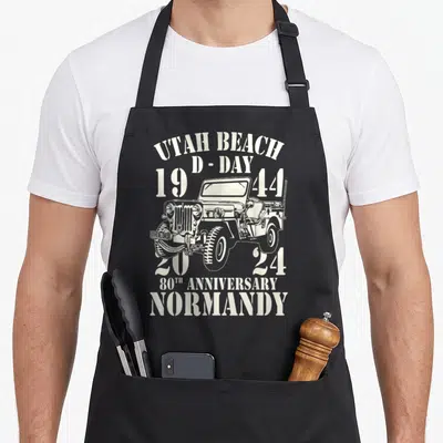 Tablier de cuisine noir avec illustration vintage d'une Jeep Willys et texte blanc Utah Beach D-Day 1944 2024 Normandy.