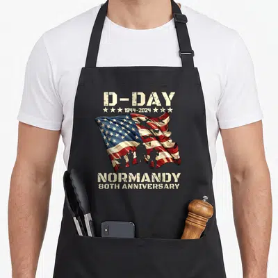 Tablier de cuisine noir avec illustration drapeau américain et silhouettes de soldats pour le D-Day.
