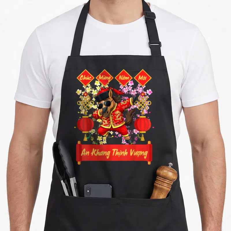 Tablier de cuisine noir avec un cheval dansant en tenue rouge, lanternes et vœux vietnamiens pour le nouvel an.