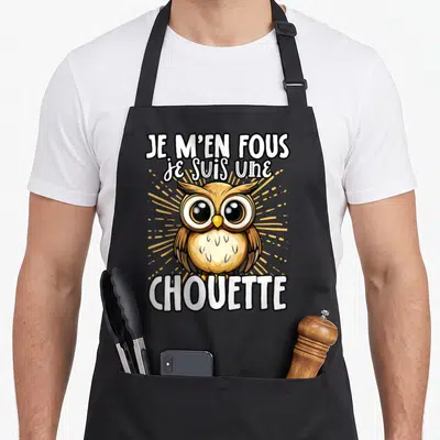 Tablier de cuisine noir avec illustration d'une chouette mignonne et texte humoristique en blanc.