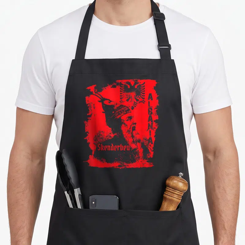 Tablier de cuisine noir avec portrait de Skanderbeu, aigle bicéphale et inscription Albania en rouge vif.