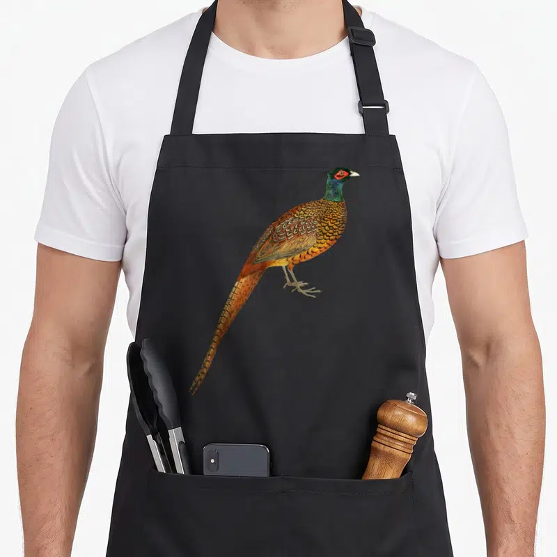 Tablier de cuisine noir avec illustration détaillée d'un faisan aux plumes multicolores et à la longue queue décorative.
