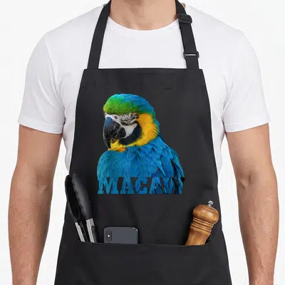 Tablier de cuisine noir avec l'image d'un macaw aux plumes bleues et vertes et le texte MACAW en bas.