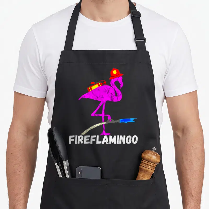 Tablier de cuisine noir avec flamant rose pompier et inscription Fireflamingo en blanc.