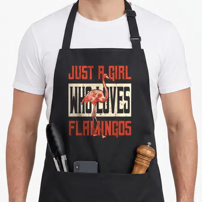 Tablier de cuisine noir avec illustration de flamant rose et texte Just a girl who loves flamingos en rouge et gris.