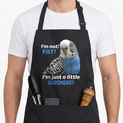 Tablier de cuisine noir avec une illustration de perruche bleue et le texte I'm not FAT. I'm just a little BUDGIE.