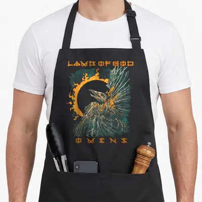 Tablier de cuisine noir avec illustration d'un corbeau squelettique et texte orange Lamb of God Omens.