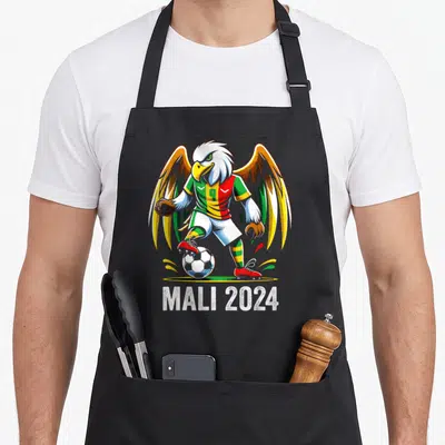 Tablier de cuisine noir avec un aigle footballeur portant un maillot Mali 2024 aux couleurs vives.