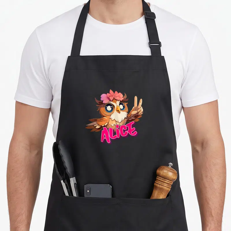 Tablier de cuisine noir avec une chouette mignonne aux fleurs roses et le prénom Alice en typographie ludique.