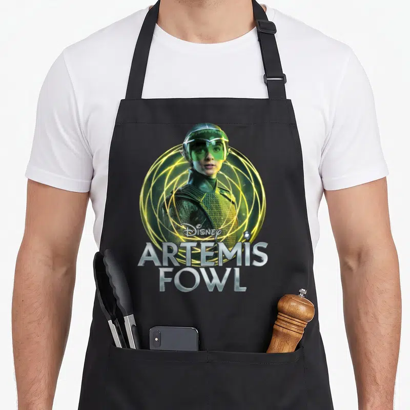 Tablier de cuisine noir avec illustration d'Artemis Fowl, casque vert et texte Disney en bas.