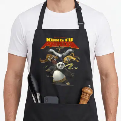 Tablier de cuisine noir avec le logo Kung Fu Panda et les personnages principaux en pose d'action colorée.