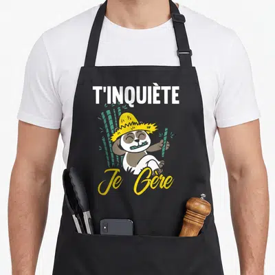 Tablier de cuisine noir avec un panda portant un chapeau jaune et l'inscription T'inquiète Je gère.
