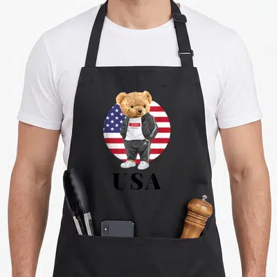 Tablier de cuisine noir avec ours ourse en survêtement devant un drapeau USA circulaire et texte Love Yourself
