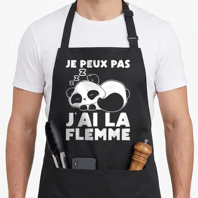 Tablier de cuisine noir avec un panda dormant et le texte Je peux pas j'ai la flemme en blanc.