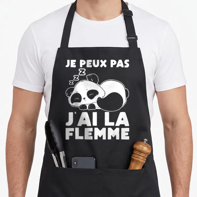 Tablier de cuisine noir avec un panda dormant et le texte Je peux pas j'ai la flemme en blanc.