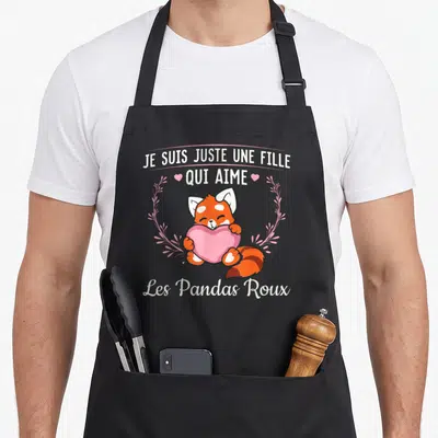 Tablier de cuisine noir avec un panda roux tenant un cœur rose et du texte blanc.