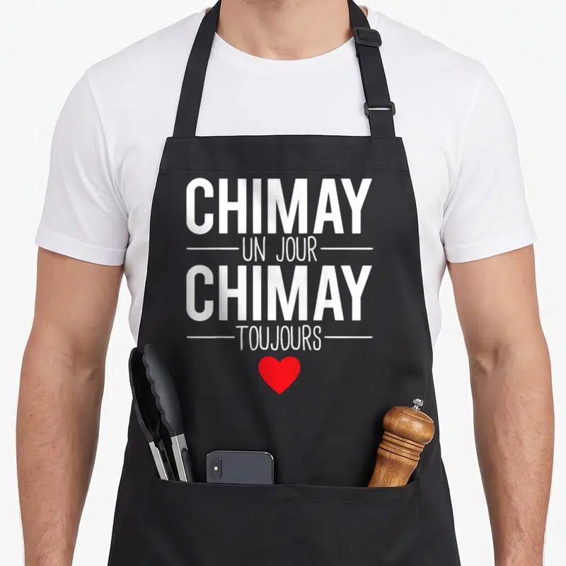 Tablier de cuisine noir avec l'inscription Chimay Un Jour Chimay Toujours et un cœur rouge en bas du design typographique.