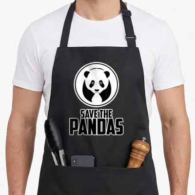 Tablier de cuisine noir avec un logo circulaire représentant un panda et le texte Save the Pandas imprimé en dessous.