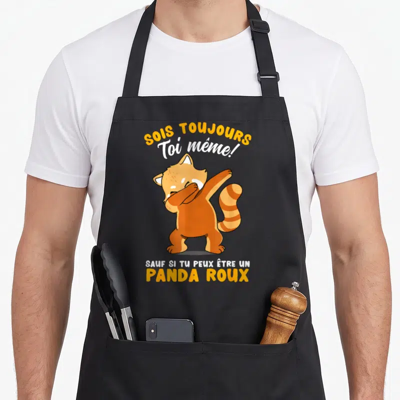 Tablier de cuisine noir avec un panda roux mignon effectuant une pose dab et un message humoristique en français.
