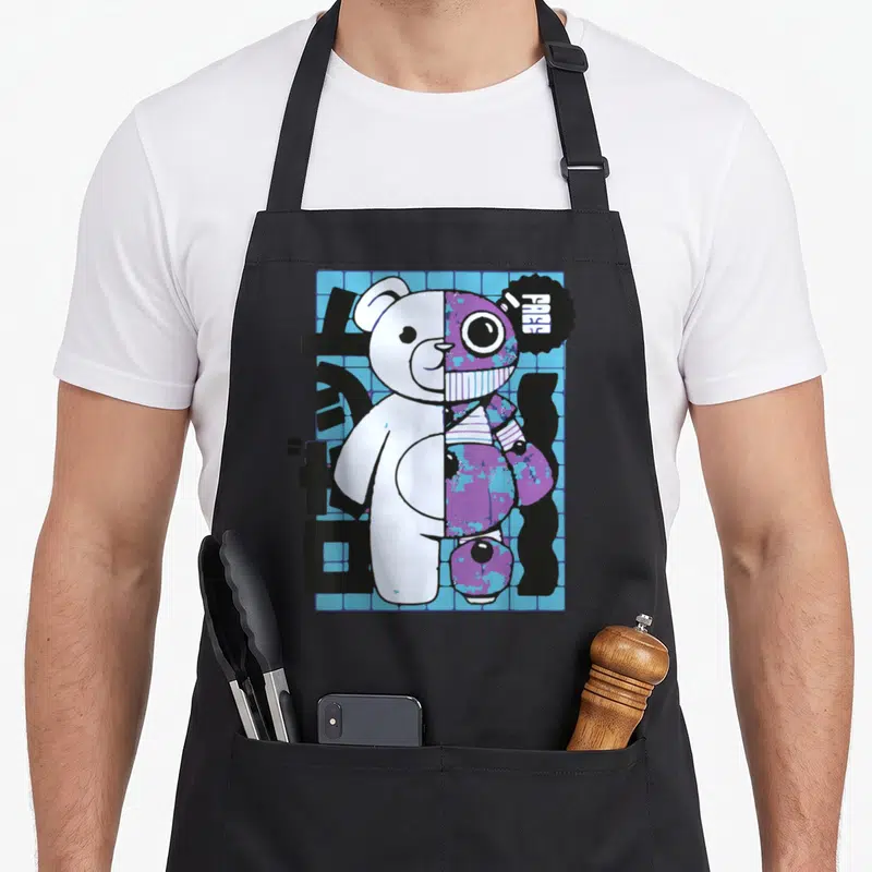 Tablier de cuisine noir avec illustration d'un ourson cyborg half-and-half blanc et violet style manga sur fond de grille bleue.