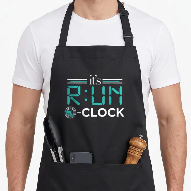 Tablier de cuisine noir avec l'inscription It's Run O-Clock en turquoise et blanc, incluant une icône de chaussure de sport.