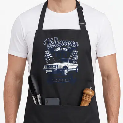 Tablier de cuisine noir avec illustration vintage d'une voiture blanche et drapeaux de course à motifs quadrillés.