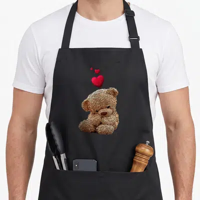 Tablier de cuisine noir avec ours en peluche texturé et trois cœurs roses