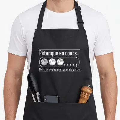 Tablier de cuisine noir avec inscription Pétanque en cours et illustration de trois boules métalliques dans une barre de chargement blanche.