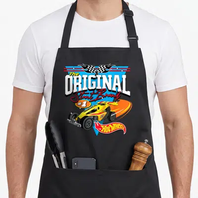 Tablier de cuisine noir avec une illustration de course jaune, flammes orange et drapeau à carreaux au sommet.