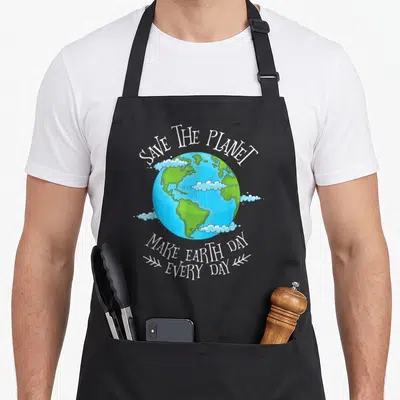 Tablier de cuisine noir avec illustration de la Terre, nuages et texte Save The Planet Make Earth Day Every Day en blanc.