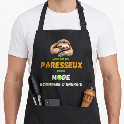 Tablier de cuisine noir avec un paresseux illustré et le texte Je ne suis pas paresseux juste en mode économie d'énergie