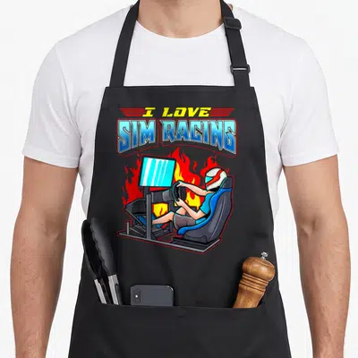 Tablier de cuisine noir avec illustration d'un joueur de sim racing en casque devant un écran entouré de flammes.