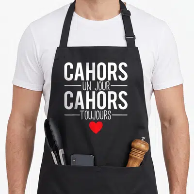 Tablier de cuisine noir avec linscription Cahors un jour Cahors toujours et un cœur rouge en bas du motif.
