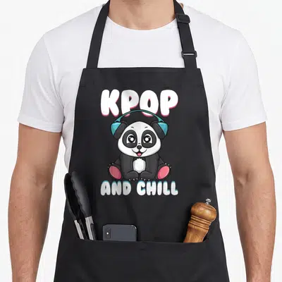 Tablier de cuisine noir avec un panda cartoon portant des écouteurs bleus et le texte Kpop and Chill.