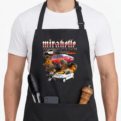 Tablier de cuisine noir avec une Twingo rouge monster truck, des flammes et le texte Mirabelle en lettres gothiques.