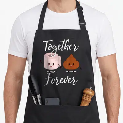Tablier de cuisine noir avec un rouleau de papier rose et un caca marron souriants se tenant la main sous le texte Together Forever
