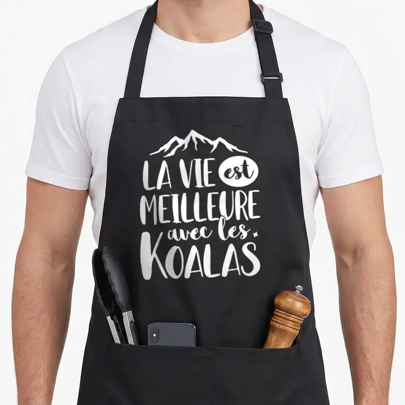 Tablier de cuisine noir avec inscription blanche La vie est meilleure avec les koalas et silhouettes de montagnes.