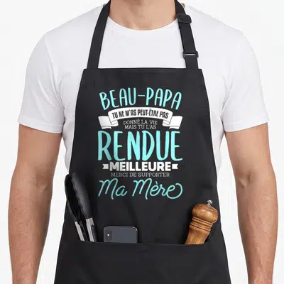 Tablier de cuisine noir avec inscription bleu clair et blanc disant Beau-Papa rendu meilleure ma mère.