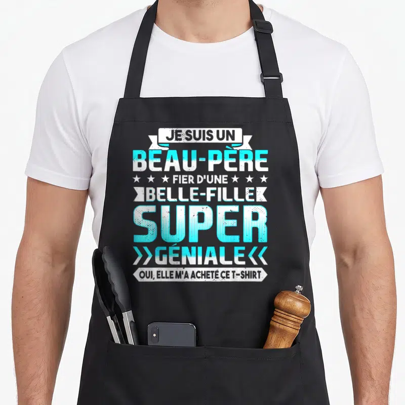 Tablier de cuisine noir avec typographie bleue et blanche proclamant être un beau-père fier d'une belle-fille super géniale achetée par celle-ci.