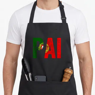 Tablier de cuisine noir avec l'inscription PAI aux couleurs du drapeau portugais et texture usée.
