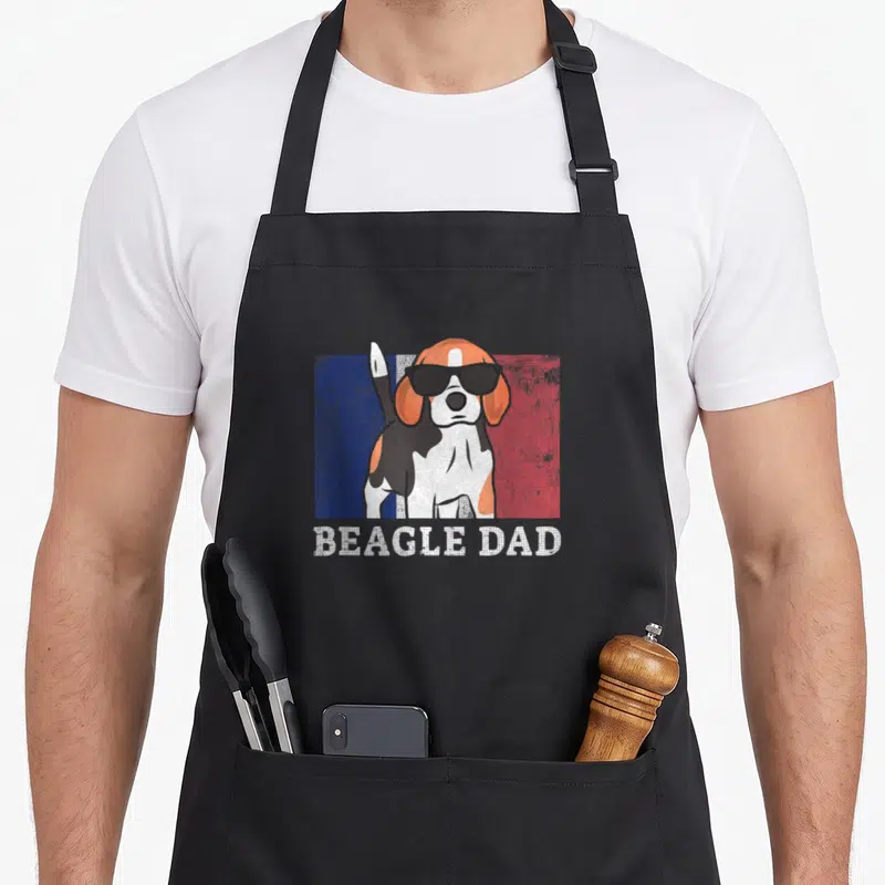 Tablier de cuisine noir avec illustration de beagle portant des lunettes de soleil sur un drapeau tricolore.