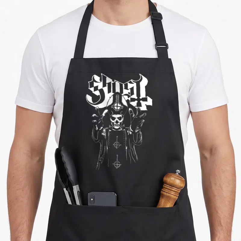 Tablier de cuisine noir avec illustration blanche d'un crâne en mitre et texte Ghost Papas.