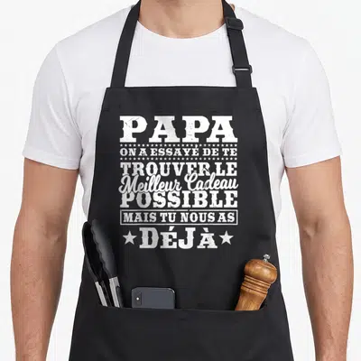 Tablier de cuisine noir avec inscription blanche On a essayé de te trouver le meilleur cadeau possible mais tu nous as déjà Déjà encadré par des étoiles.