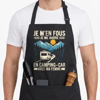 Tablier de cuisine noir avec illustration d'autocaravan sur route de montagne et texte Je m'en fous je me barre en camping-car avec ma femme.