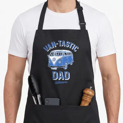 Tablier de cuisine noir avec illustration vintage d'un van Volkswagen bleu et le texte Van-Tastic Dad en lettres capitales.