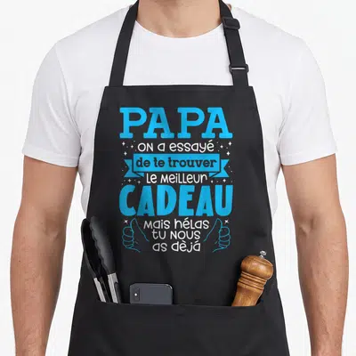 Tablier de cuisine noir avec inscription bleue et blanche Papa on a essayé de le trouver meilleur cadeau mains levées.