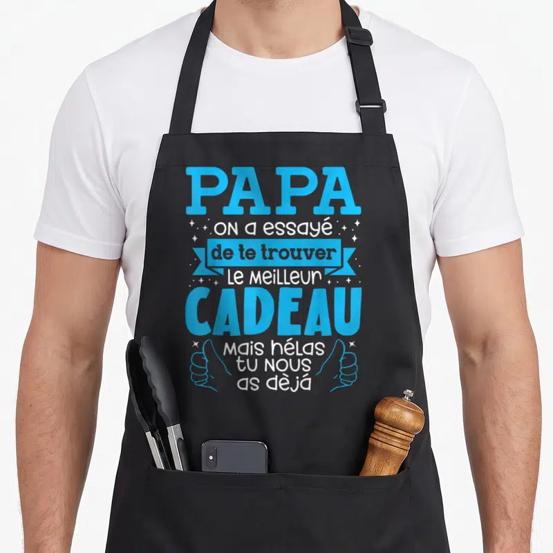 Tablier de cuisine noir avec inscription bleue et blanche Papa on a essayé de le trouver meilleur cadeau mains levées.