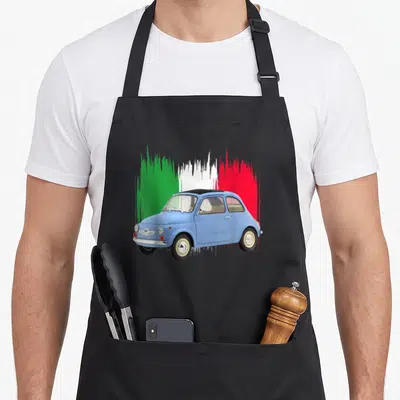 Tablier de cuisine noir avec une 500 voiture vintage bleue devant un drapeau Italie peint en touches de brush.