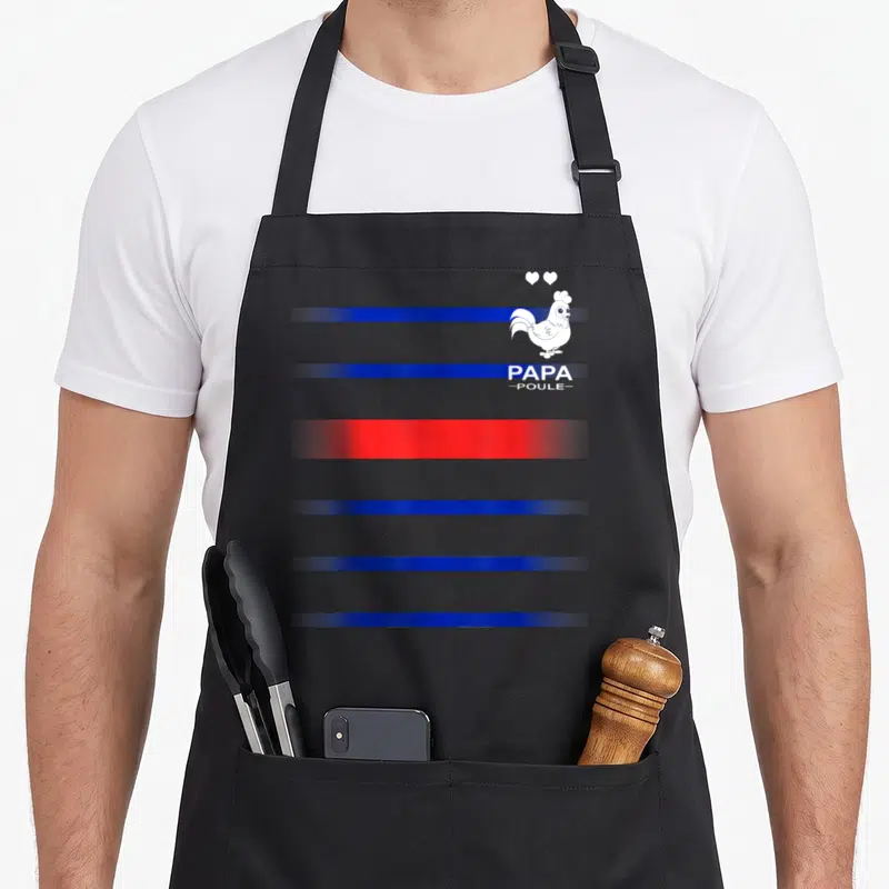 Tablier de cuisine noir avec motif marinière, coq blanc, texte Papa Poule et deux cœurs blancs en haut.